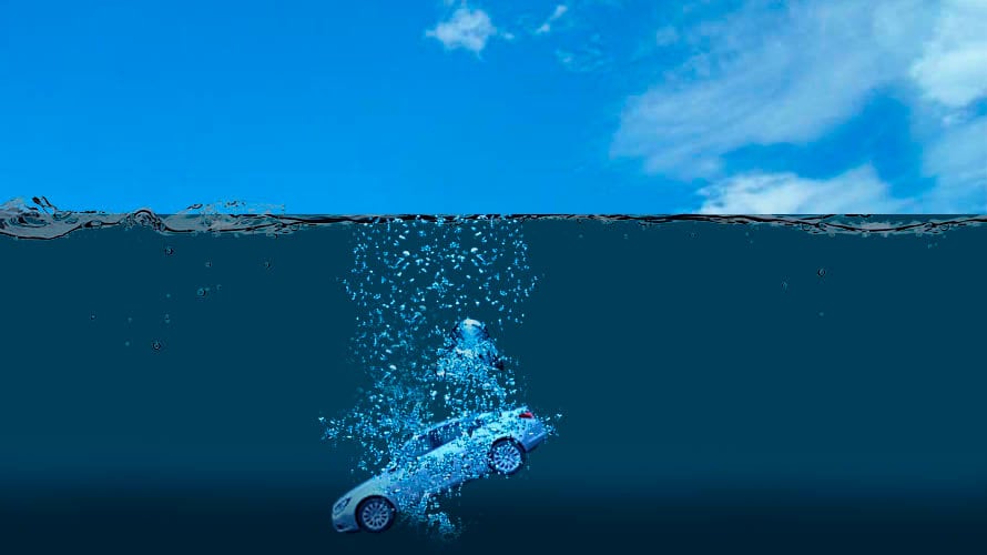Un coche se hunde en el agua FOTOMONTAJE