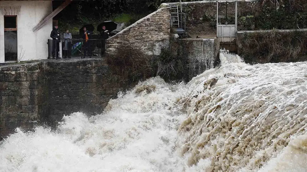 GRAF8787. VILLAVA (NAVARRA, 08/04/2018.- Aspecto que presenta la presa de la Trinidad de Arre, en Villava (Navarra), donde el rio Ultzama ha experimentado una notable crecida tras las intensas lluvias de la últimas horas. El Servicio de Protección Civil del Gobierno de Navarra se mantiene atento a la evolución de la climatología ya que el pronóstico anuncia que continuarán las precipitaciones y seguirá el deshielo en el Pirineo. EFE/Jesús Diges