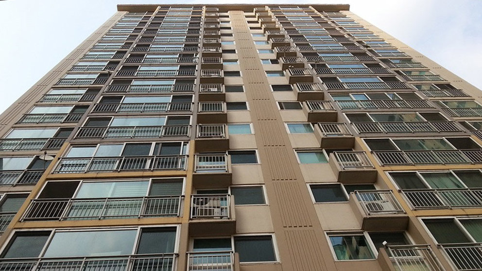 Imagen de un bloque de pisos con varios balcones acristalados ARCHIVO