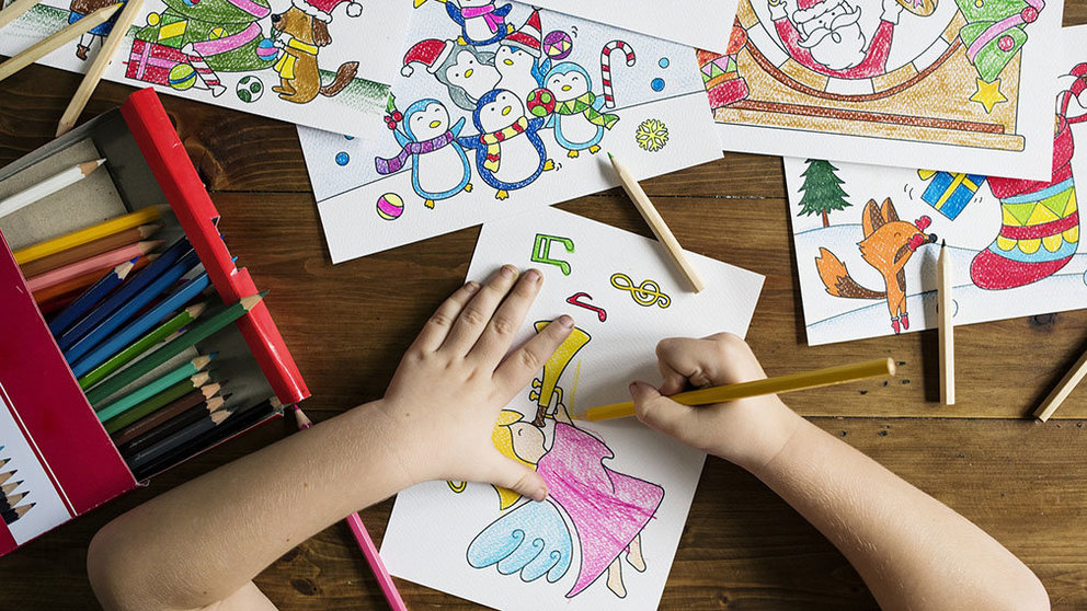 Un niño dibuja en el pupitre de su colegio