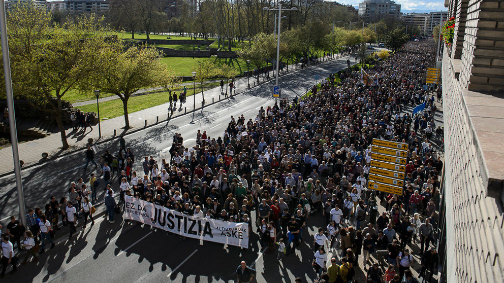 Manifestación en apoyo de los detenidos en Alsasua (Navarra) en 2016 por agredir a dos guardias civiles y sus parejas convocada por los familiares de los jóvenes y el colectivo Altsasukoak (12)
