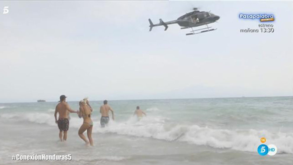 Un helicóptero traslada a los concursantes de Supervivientes enseres de primera necesidad para afrontar la tormenta que llega a los Cayo Cochinos donde se graba el reality show TELECINCO