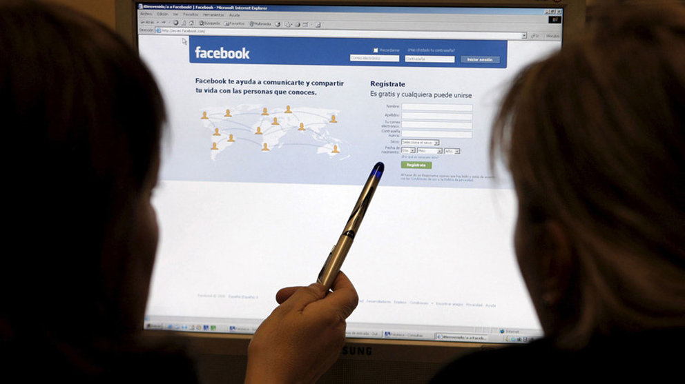 Dos mujeres acceden a la página principal de la red social Facebook desde un ordenador. EFE / Archivo