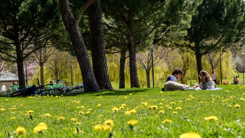 Tarde primaveral en el Parque Yamaguchi de Pamplona. Tiempo, calor, sol.  (01). IÑIGO ALZUGARAY