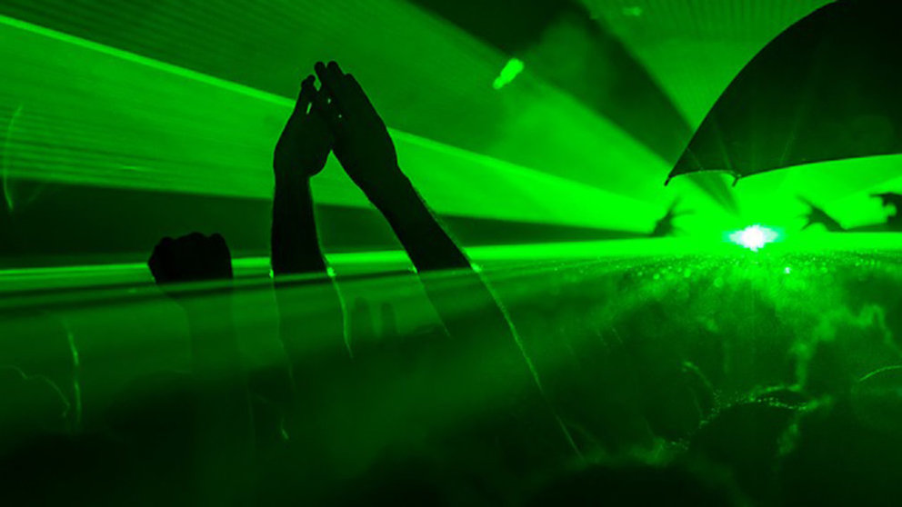 Imagen de varios jóvenes bailando en una fiesta en una discoteca ARCHIVO