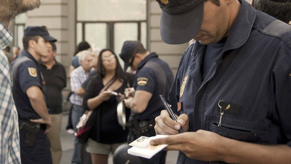 Un agente de policía solicita el DNI a un ciudadano ARCHIVO