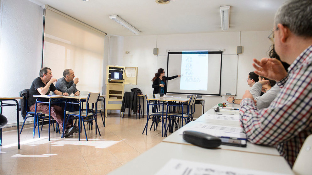 Jornada de puertas abiertas en la Escuela Oficial de Idiomas de Pamplona para celebrar su 40 aniversario. PABLO LASAOSA (8)