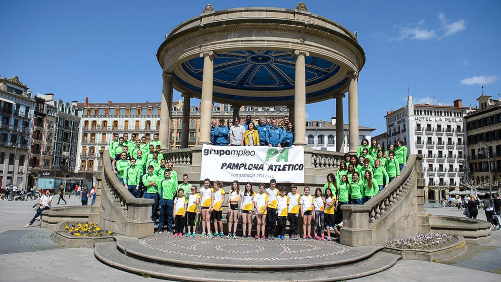  Los equipos masculino y femenino del Grupompleo Pamplona Atlético realizan la foto oficial de la temporada 2017_18. PABLO LASAOSA 01