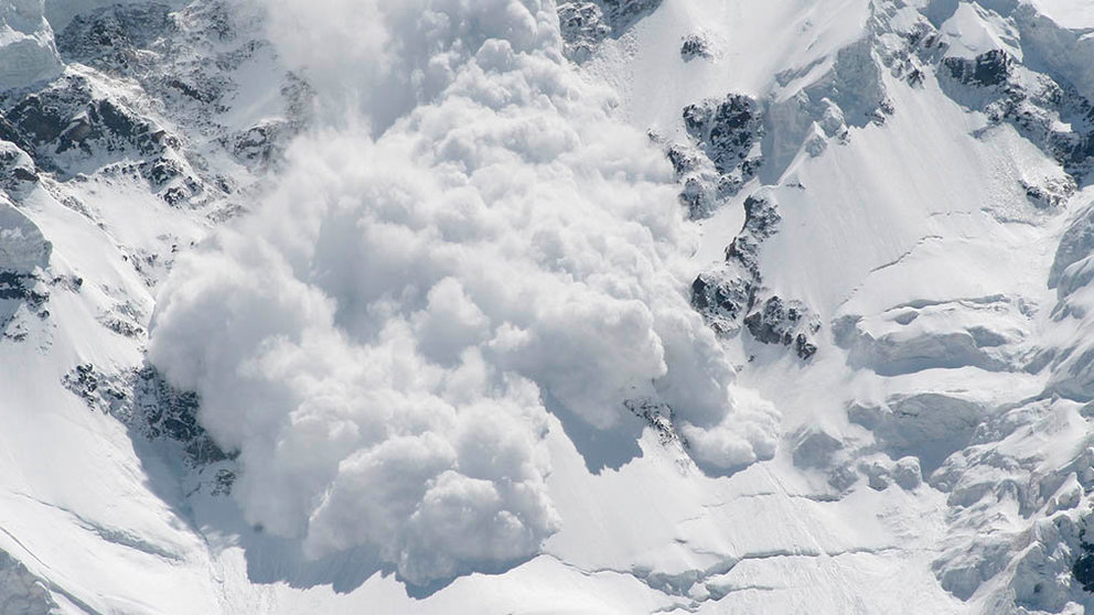 Una avalancha de nieve desciende de una montaña ARCHIVO