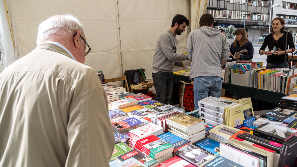 Quince librerías de Pamplona participan con sus casetas en la 'Feria del Libro y de la Flor' con motivo de la celebración del Día del Libro (001). IÑIGO ALZUGARAY