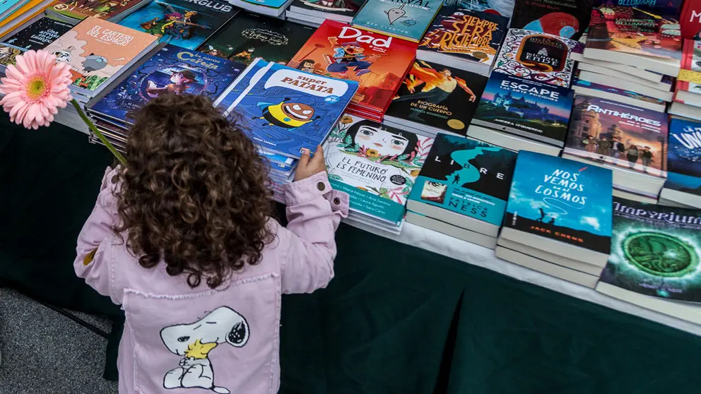 Quince librerías de Pamplona participan con sus casetas en la 'Feria del Libro y de la Flor' con motivo de la celebración del Día del Libro (063). IÑIGO ALZUGARAY