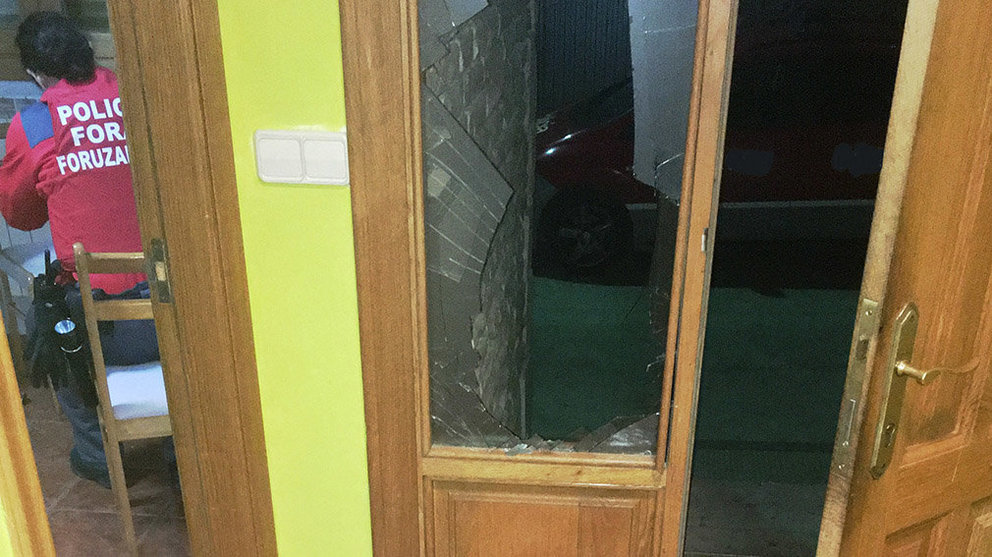 Una agente de la Policía Foral recoge la denuncia por daños realizados en una vivenda de Santacara, donde un inquilino se ha enfrentado a su casero en un arrebato de violencia POLICÍA FORAL