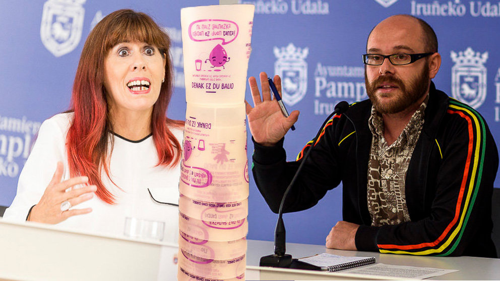 Imagen de la portavoz del PSN en el Ayuntamiento de Pamplona, Maite Esporrín, junto al concejal de Ecología Urbana, Armando Cuenca, presentando una campaña de vasos reutilizables NAVARRACOM