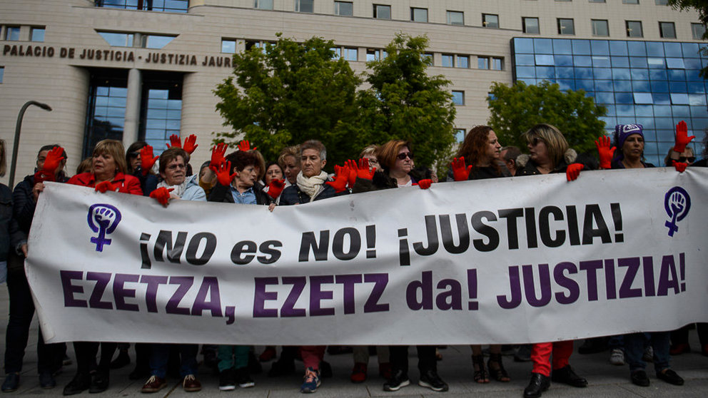 Protestas en las puertas del Juzgado de Pamplona por el juicio de la manada. PABLO LASAOSA 06