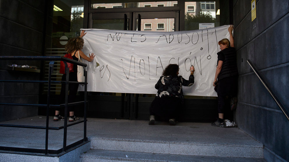 Protestas en las puertas del Juzgado de Pamplona por el juicio de la manada. PABLO LASAOSA 25