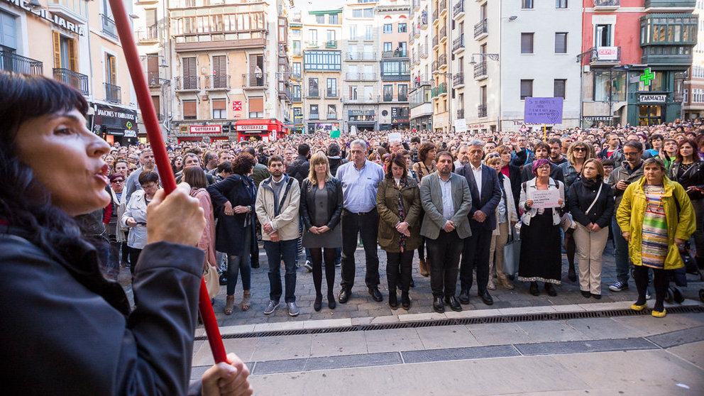 Multitudinaria concentración en la Plaza del Ayuntamiento de Pamplona en protesta por la sentencia en el caso de la violación de 'La Manada' (14). IÑIGO ALZUGARAY