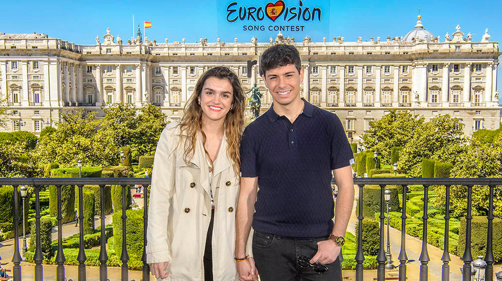 Amaia y Alfred posan en la rueda de prensa de despedida antes de viajar a Lisboa para preparar su participación en Eurovisión 2018 RTVE