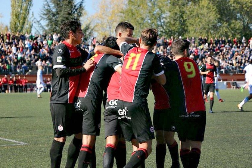 Jugadores del Unión Adarve celebran un gol.  El Mundo.es