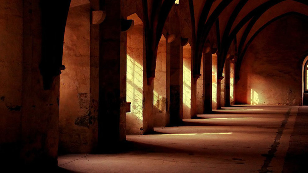 Imagen del claustro interior de un convento de monjas en una foto de archivo