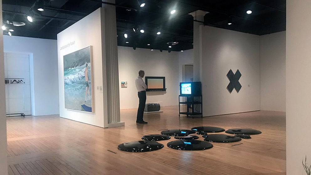Vista de la Grey Art Gallery de la Universidad de Nueva York con obras de Eric Fischl, Ai Wei Wei y Bruce Nauman