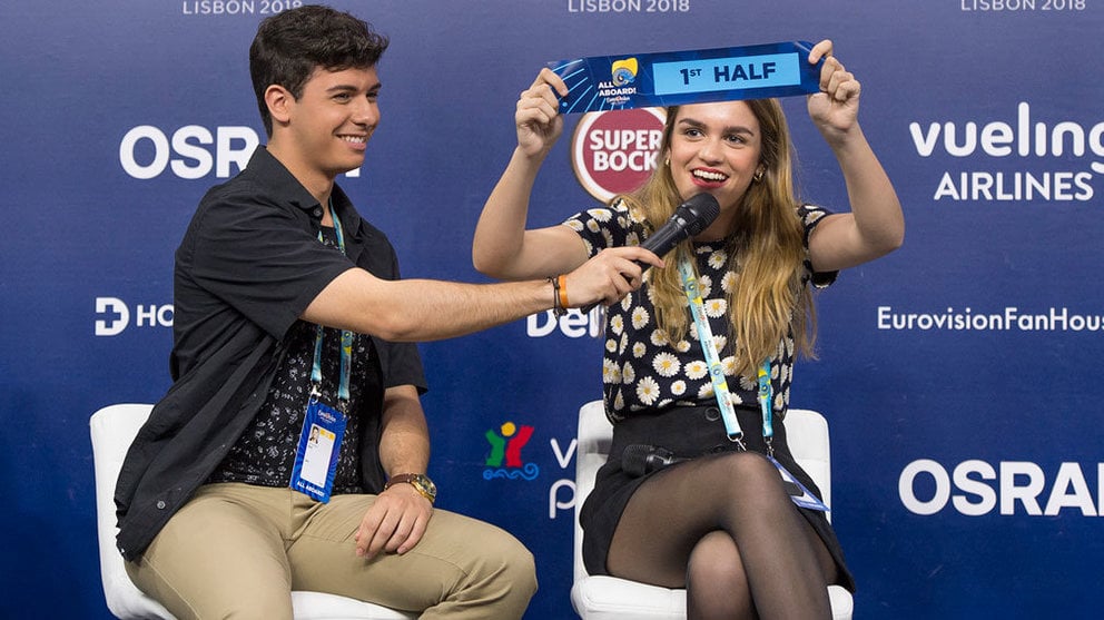 La pamplonesa Amaia Romero sujeta el papel extraído del bombo con la posición en la que actuarán en la final de Eurovisión. RAÚL TEJEDOR (RTVE) (2)