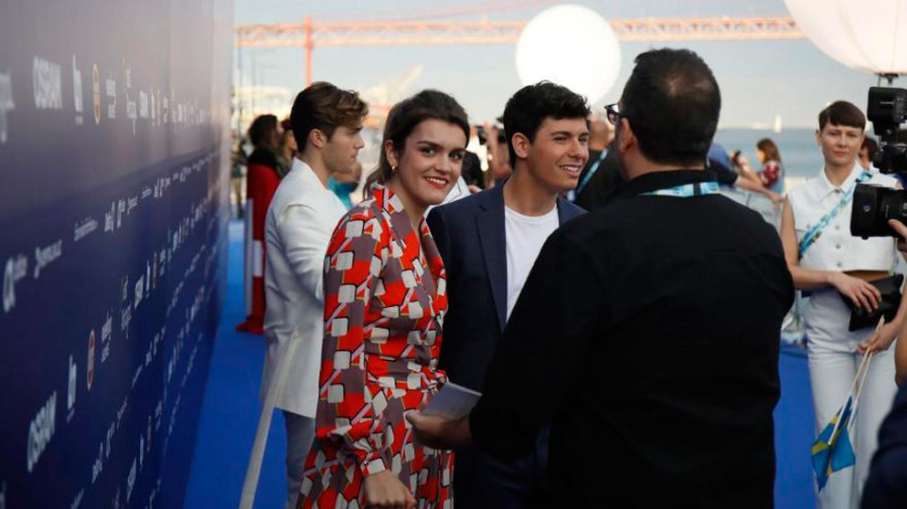 Un momento de la alfombra azul de la apertura del festival de Eurovisión en Lisboa con Amaia Romero y Alfred García. Foto ANDRES PUTTING (ESC)