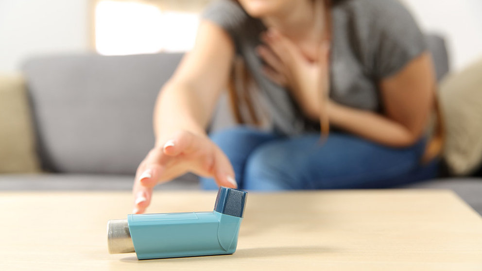 Una mujer sufre un ataque de asma y trata de alcanzar su inhalador para poder respirar ARCHIVO