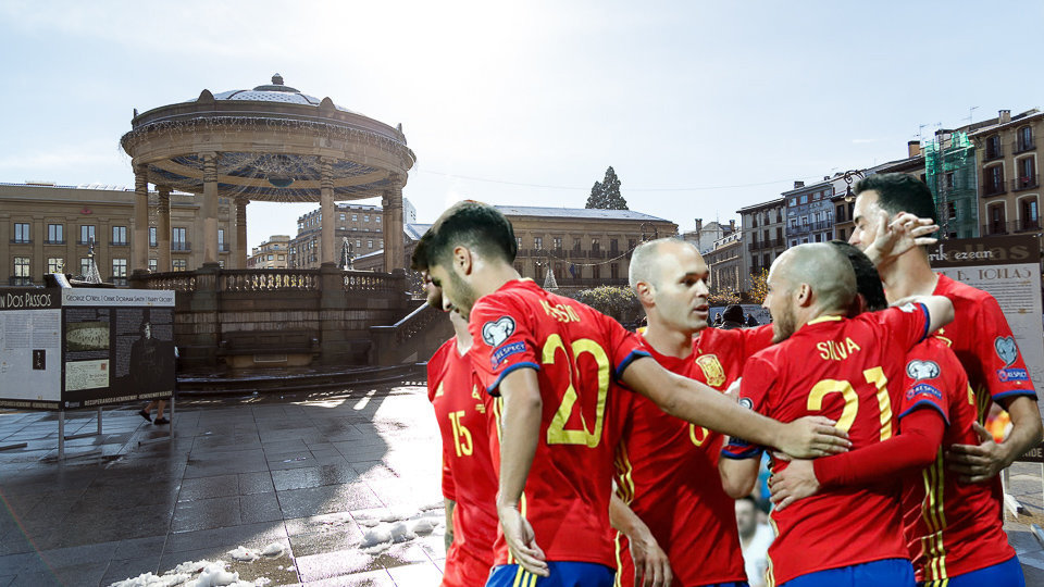Montaje con una imagen de la Plaza del Castillo y los jugadores de la selección española celebrando un gol. ÍÑIGO ALZUGARAY RFEF