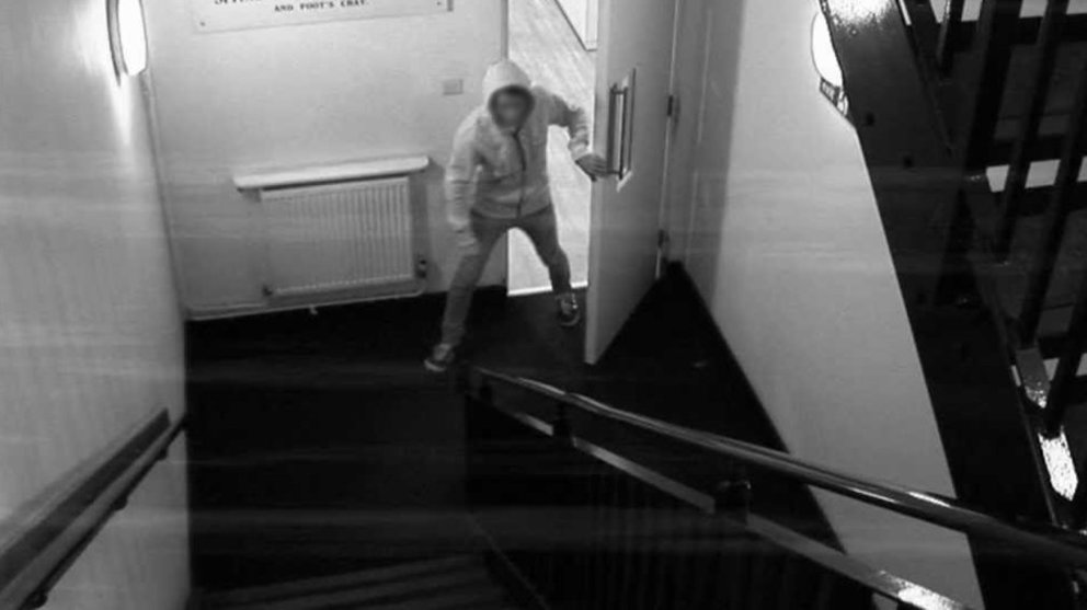 Imagen de archivo de la grabación de una cámara de seguridad en el rellano de un portal de pisos ARCHIVO
