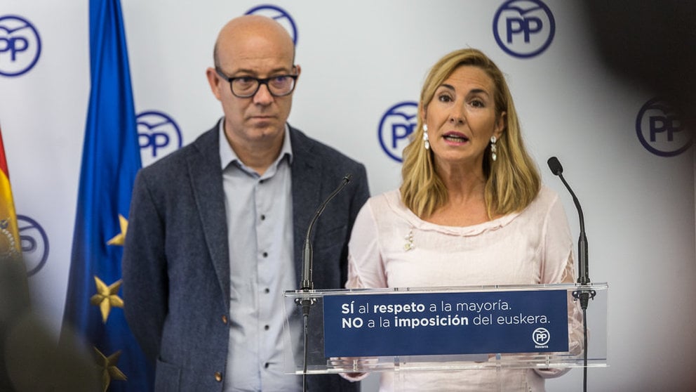 La presidenta del PPN, Ana Beltrán, y el secretario general del partido, José Suárez, presentan una campaña sobre &#39;la imposición del euskera en Navarra&#39; (09). IÑIGO ALZUGARAY