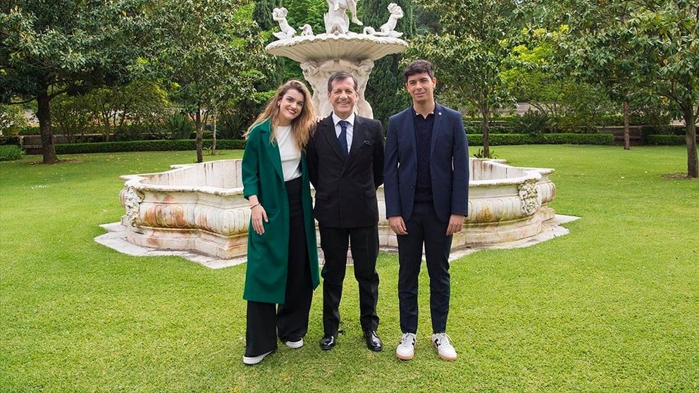 Amaia y Alfred junto al embajador español en Portugal RTVE