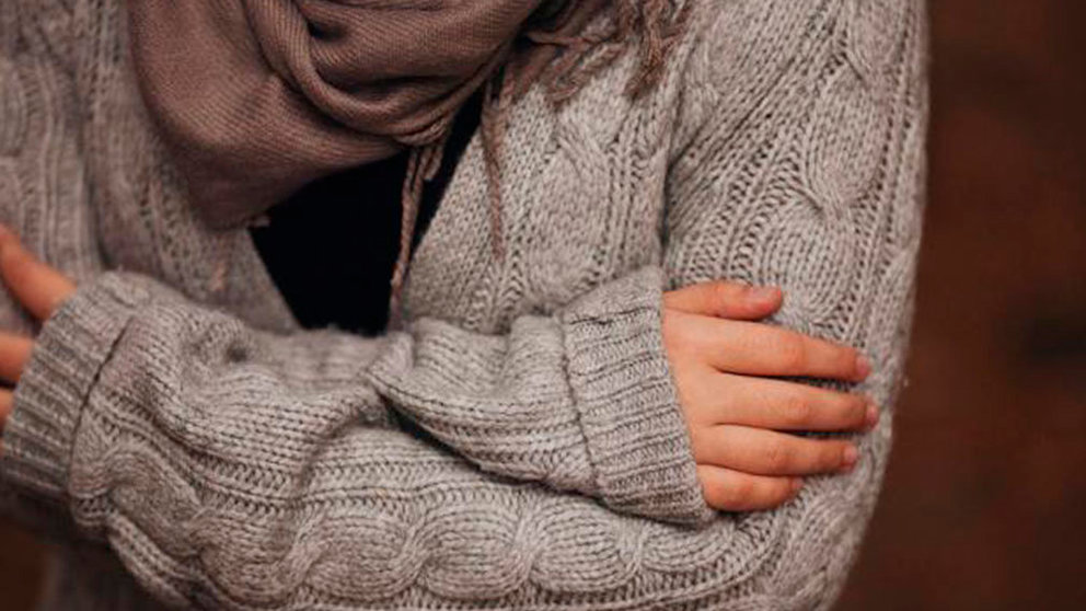 Una mujer se encoje por el frío ARCHIVO