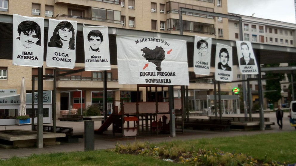 Varios carteles proetarras colocados en el barrio de San Juan de Pamplona exigen el acercamiento de los terroristas CEDIDA