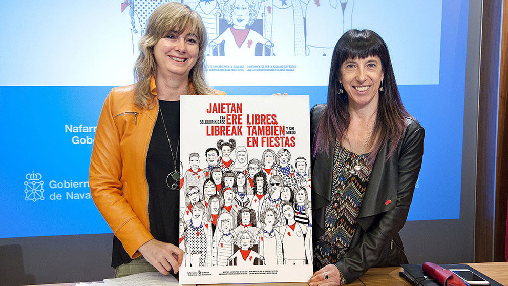 La Consejera Ana Ollo y la directora gerente del INAI, Mertxe Leranoz, con el cartel elaborado para la campaña. GOBIERNO DE NAVARRA