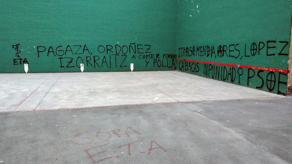 Pintadas aparecidas en el frontón de Hernani contra víctimas de ETA.