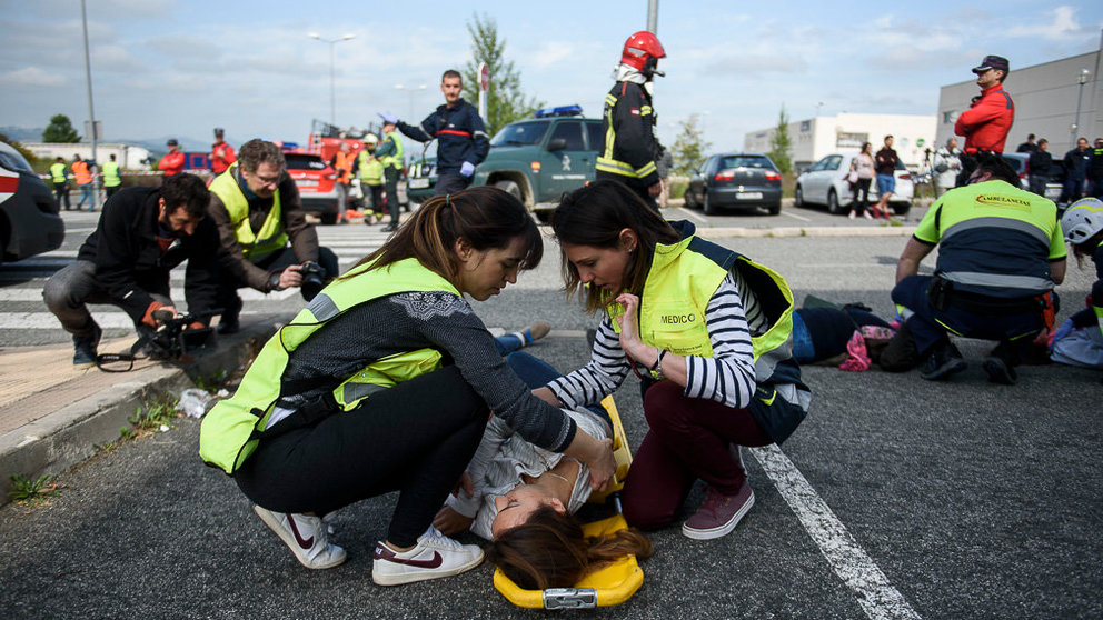 Simulacro de accidente de avión en la inmediaciones del aeropuerto de Pamplona. PABLO LASAOSA24