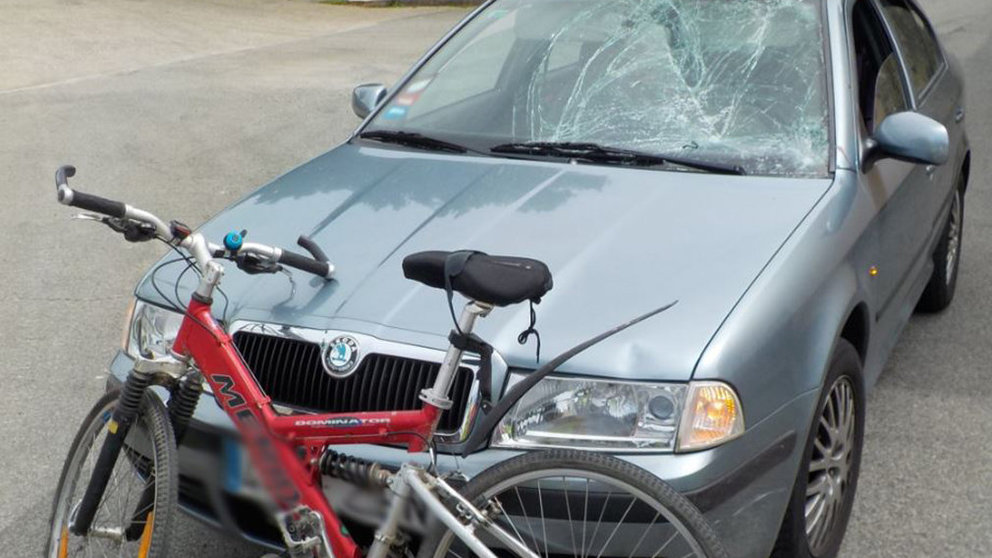 Imagen de una bicicleta en la que viajaba un ciclista atropellado por un coche en un accidente reciente producido en las carreteras navarras POLICÍA FORAL