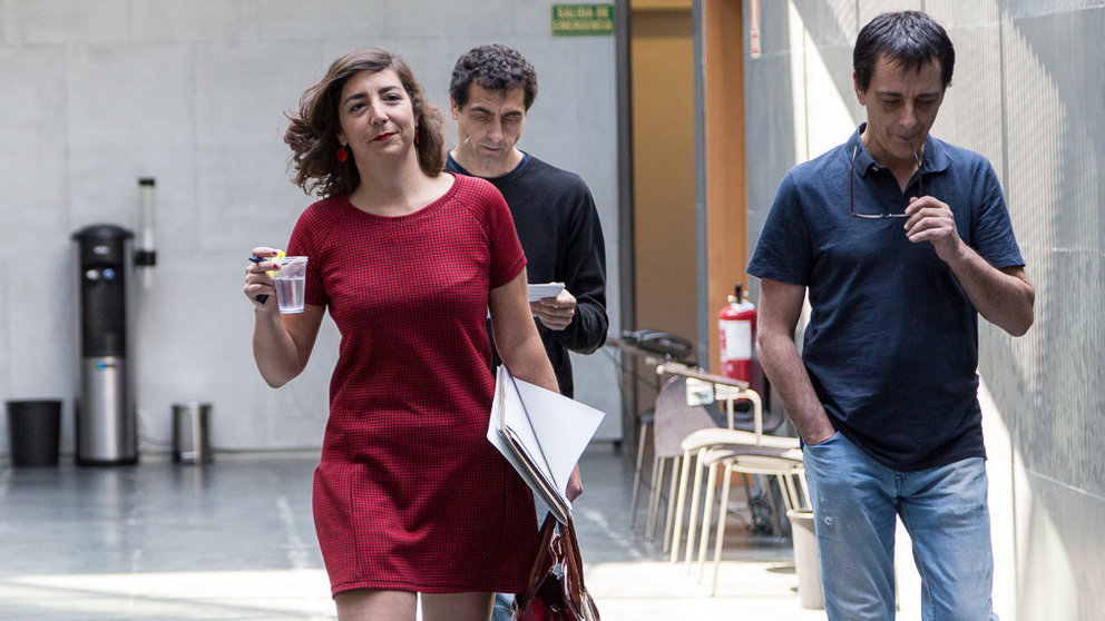 La parlamentaria Laura Pérez,  junto con Carlos Couso y Rubén Velasco, explica su postura respecto a su expulsión de Podemos (08). IÑIGO ALZUGARAY