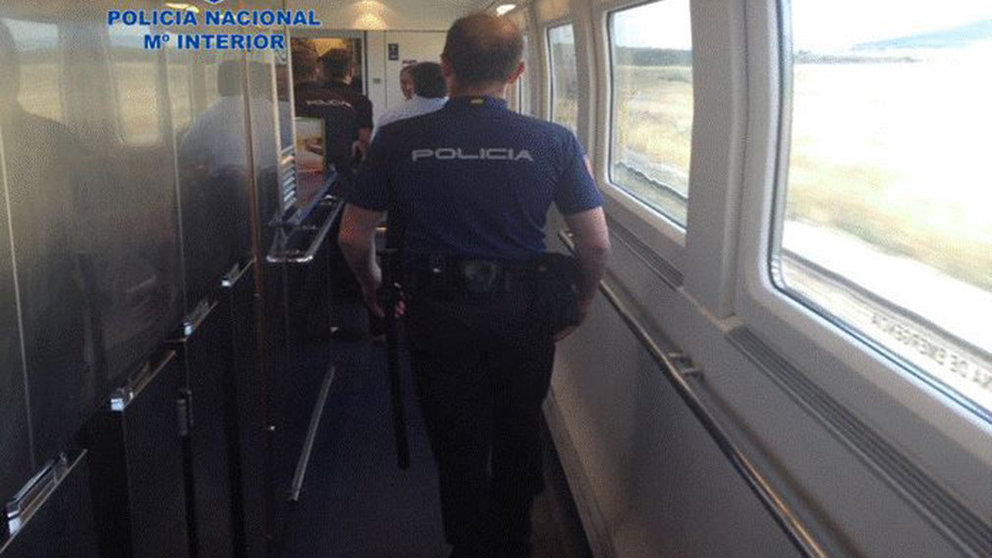 La Policía Nacional detiene en Pamplona a un joven marroquí por amenazar a los viajeros de un tren que viajaba hacia Barcelona POLICÍA NACIONAL