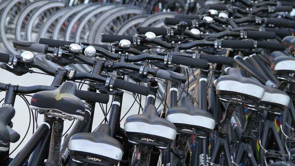 Varias bicicletas en un parking