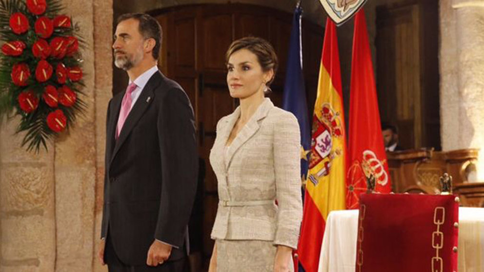 Los reyes Felipe y Letizia durante una de las últimas entregas de los premios Príncipe de Viana a los que fueron invitados por el Gobierno de Navarra. ARCHIVO