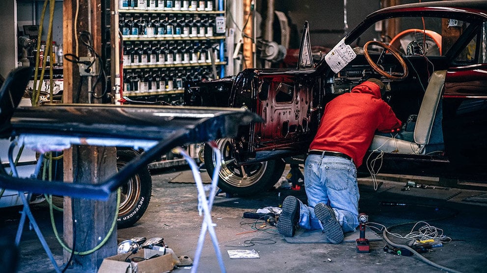 Un mecánico trabajando en el taller ARCHIVO