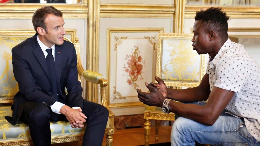 Emmanuel Macron, durante su entrevista con Mamoudou Gamassa