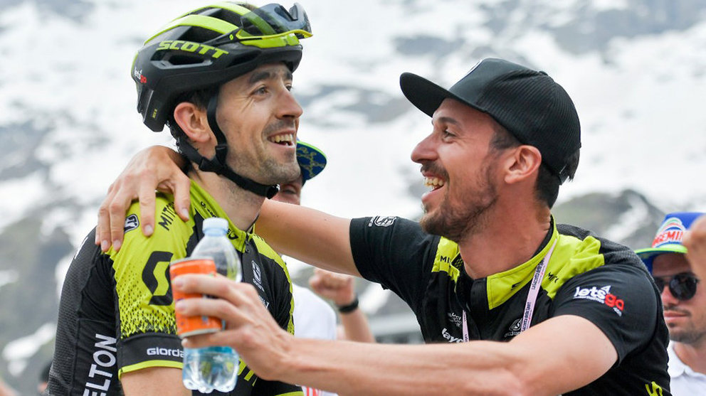Mikel Landa abraza a un compañero de su equipo tras la etapa del Giro que venció. GIRO DE ITALIA
