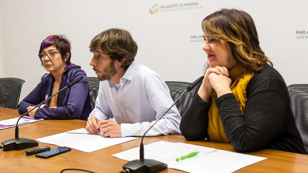 Los parlamentarios de Podemos Ainhoa Aznárez, Tere Sáez y Mikel Buil explican la situación del partido morado en el Parlamento (07). IÑIGO ALZUGARAY
