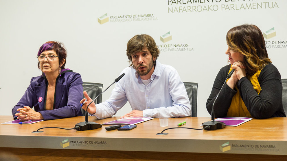 Los parlamentarios de Podemos Ainhoa Aznárez, Tere Sáez y Mikel Buil explican la situación del partido morado en el Parlamento (34). IÑIGO ALZUGARAY