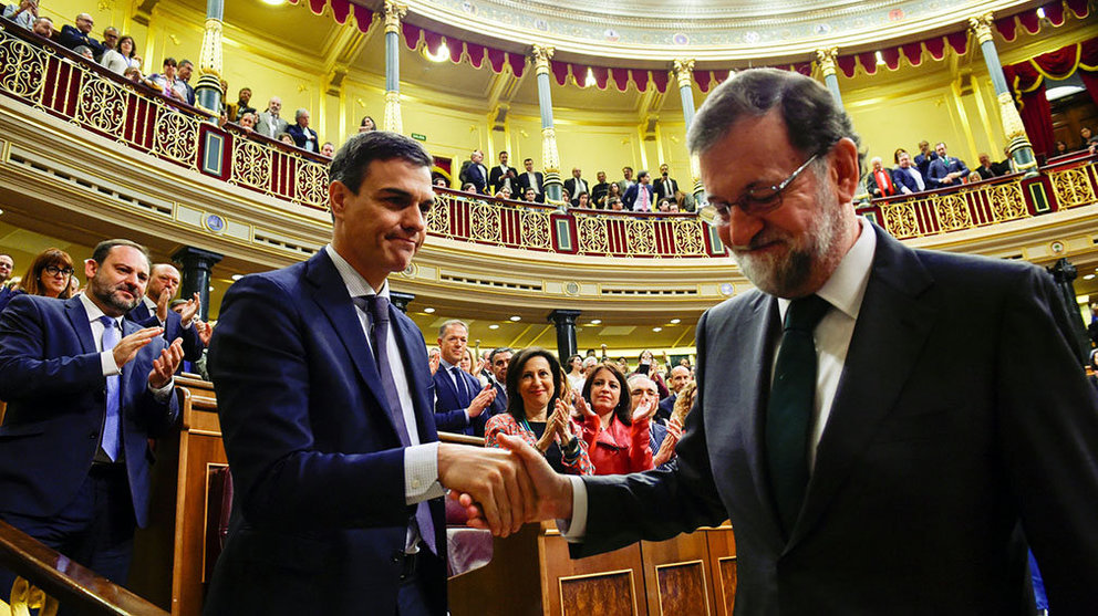 Pedro Sánchez y Mariano Rajoy se saludan tras la moción de censura en el Congreso. EL ESPAÑOL