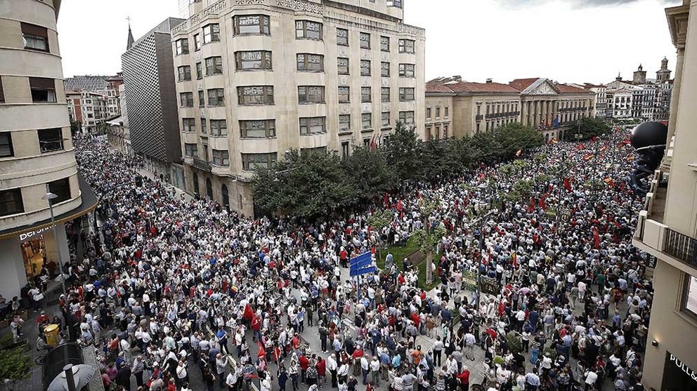GRAF1942. PAMPLONA, 02/06/2018.- Miles de personas durante la manifestación llevada a cabo hoy por las calles del centro de Pamplona bajo el lema "Por el futuro de todos en igualdad", para protestar por lo que consideran una "imposición" del euskera en Navarra. EFE/Jesús Diges