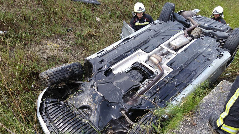 Imagen de uno de los coches implicados en el accidente múltiple de la A-15 ocurrido en la cuenca de Pamplona, en Esquíroz BOMBEROS DE NAVARRA (1)