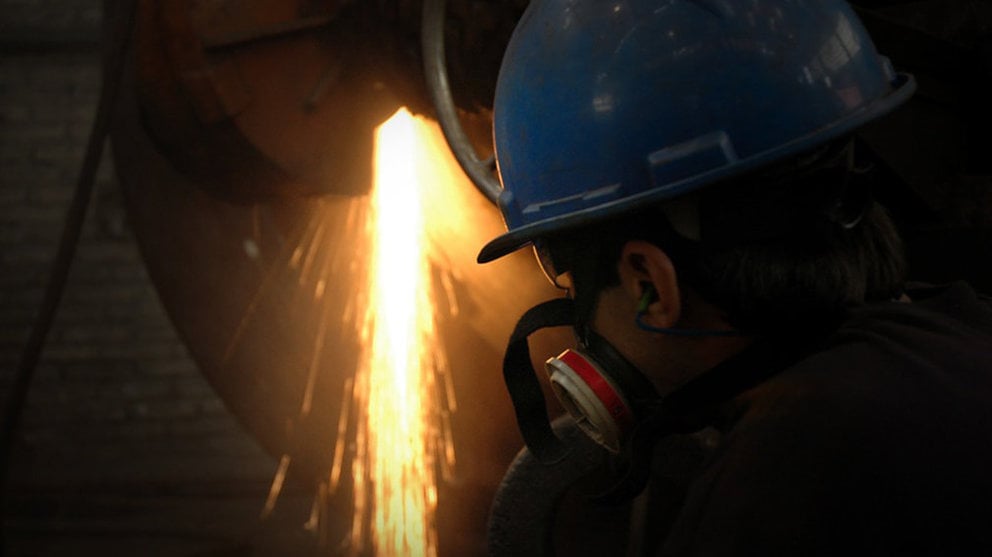 Imagen de un trabajador del sector metalurgico usando una sierra radial ARCHIVO